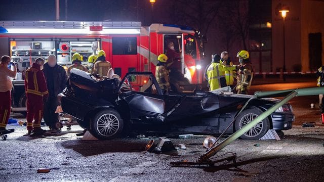 Rettungskräfte sind auf der B1 im Einsatz: Ein Auto ist gegen einen Ampelmast geprallt. Rettungskräfte sind auf der B1 im Einsatz: Ein Auto ist gegen einen Ampelmast geprallt.