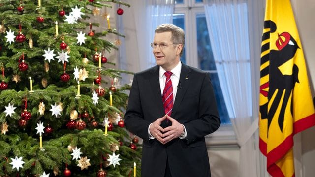 Der damalige Bundespräsident Christian Wulff hielt seine Weihnachtsanprache im Stehen. Der damalige Bundespräsident Christian Wulff hielt seine Weihnachtsanprache im Stehen.