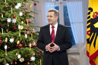 Der damalige Bundespräsident Christian Wulff hielt seine Weihnachtsanprache im Stehen.