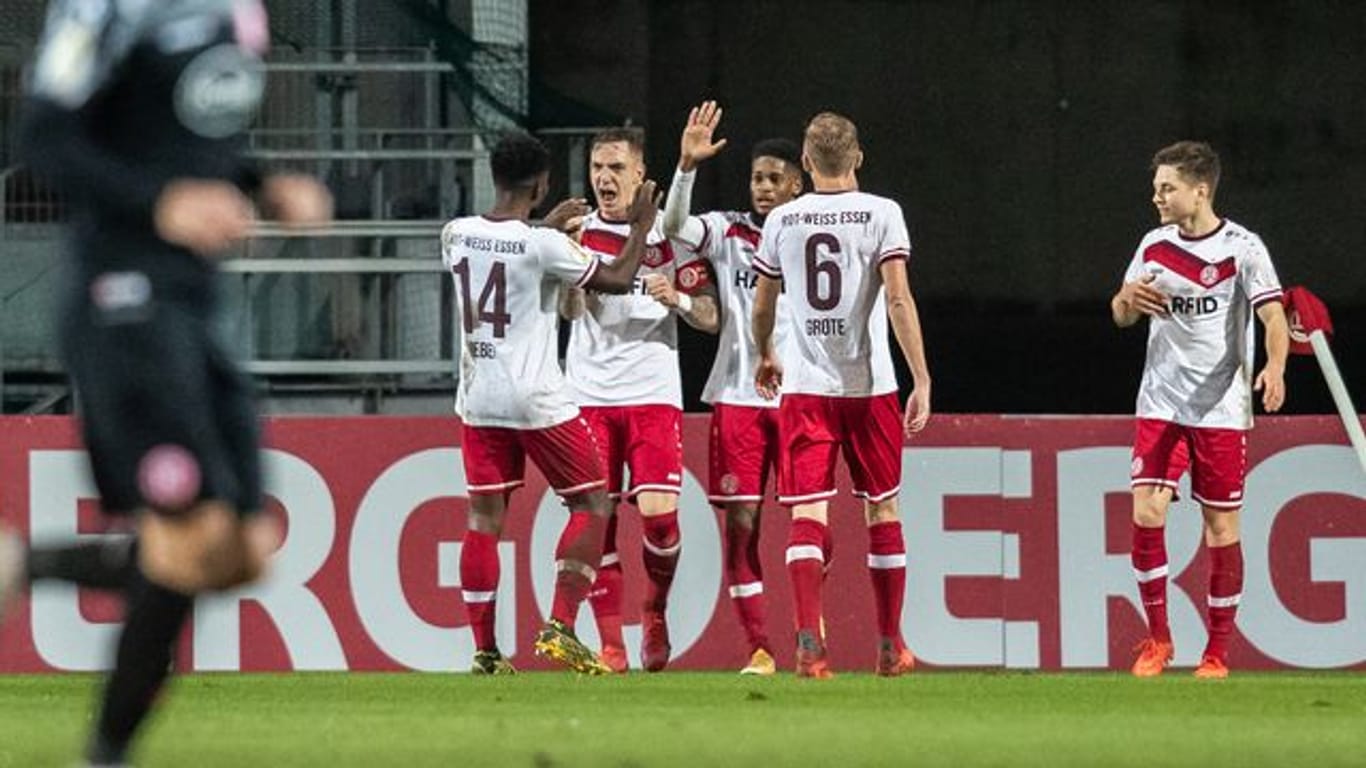 Nicht nur die RWE-Spieler feierten den Pokal-Coup von Rot-Weiss Essen gegen Fortuna Düsseldorf.