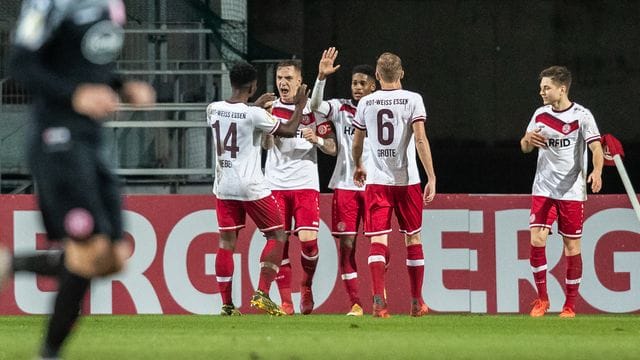 Nicht nur die RWE-Spieler feierten den Pokal-Coup von Rot-Weiss Essen gegen Fortuna Düsseldorf.