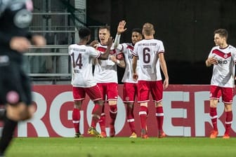Nicht nur die RWE-Spieler feierten den Pokal-Coup von Rot-Weiss Essen gegen Fortuna Düsseldorf.