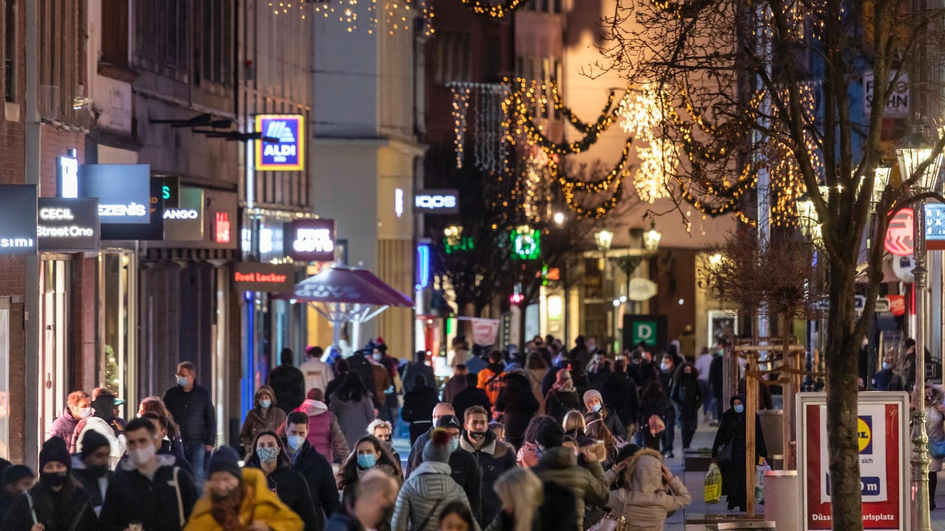 Viertes Adventswochenende: Trotz Lockdown waren in der Düsseldorfer Altstadt sehr viele Menschen unterwegs.