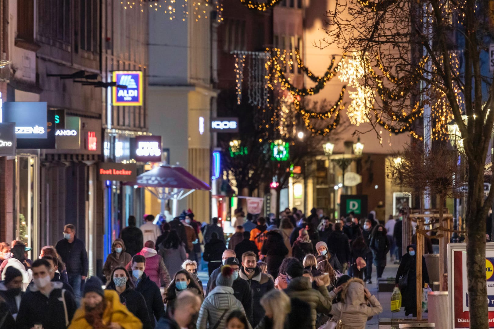 Viertes Adventswochenende: Trotz Lockdown waren in der Düsseldorfer Altstadt sehr viele Menschen unterwegs.