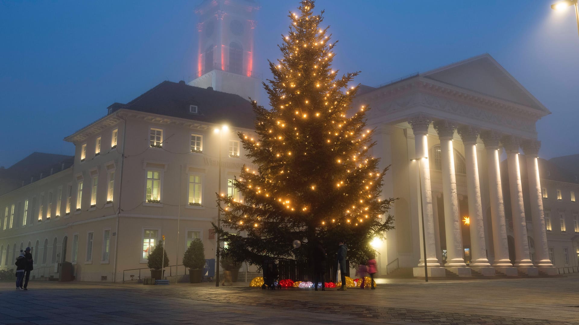 Blaue Stunde auf dem weihnachtlich geschmückten Marktplatz: Wegen der Corona-Pandemie fällt Heiligabend in vielen Familien anders als gewohnt aus.