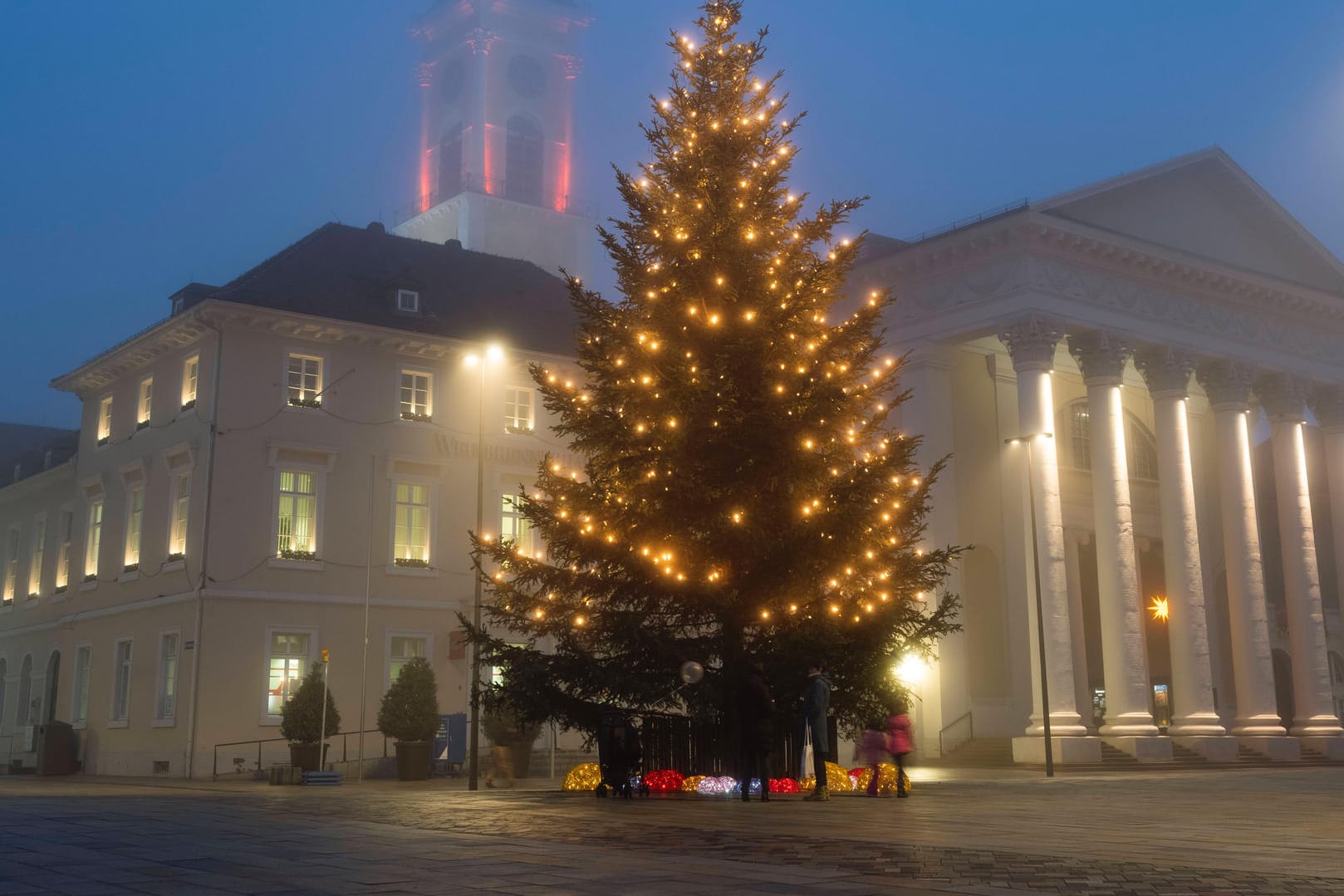 Blaue Stunde auf dem weihnachtlich geschmückten Marktplatz: Wegen der Corona-Pandemie fällt Heiligabend in vielen Familien anders als gewohnt aus.