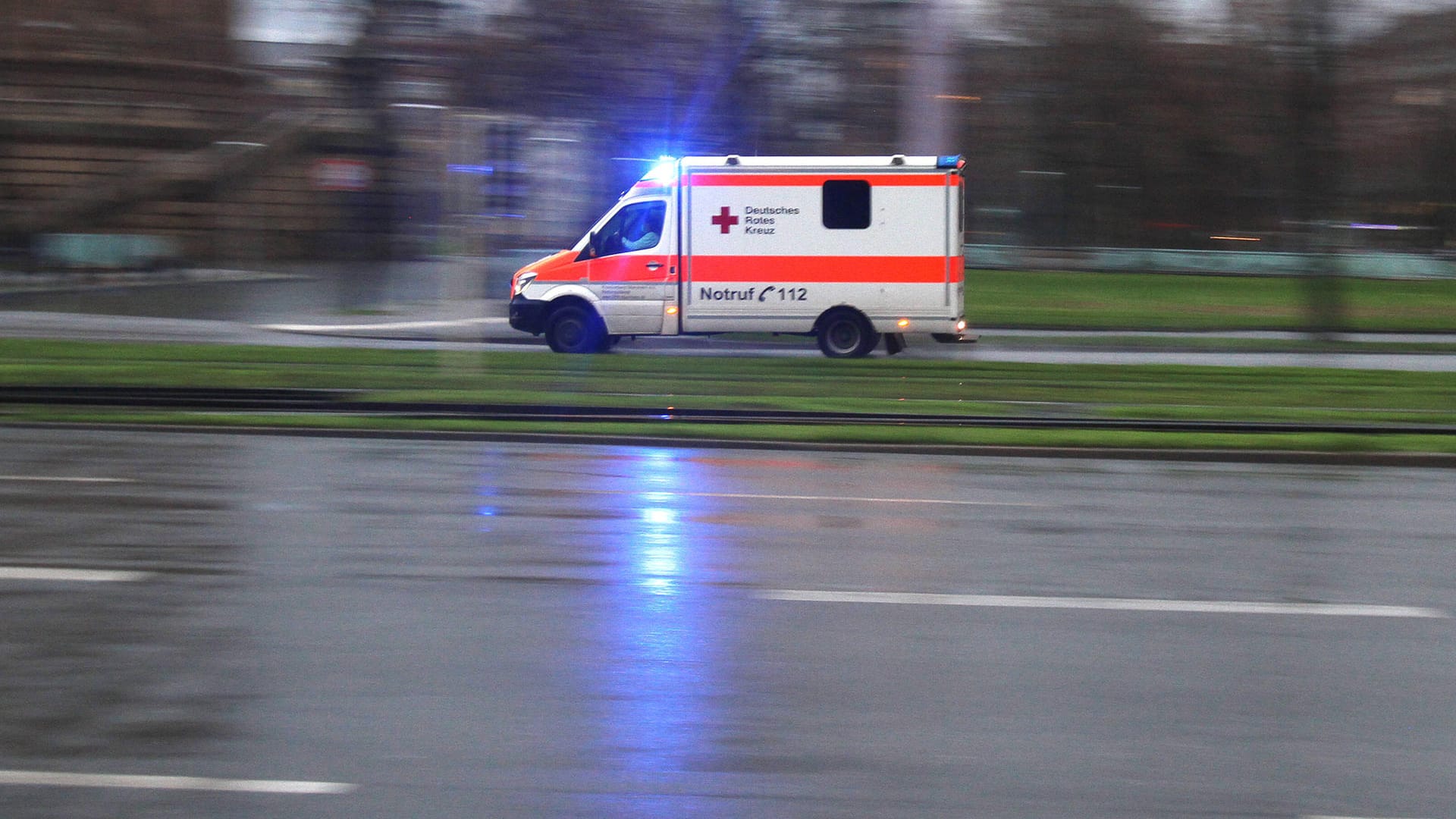 Ein Rettungswagen des Deutschen Rotes Kreuzes fährt zu einem Einsatz (Symbolbild): Ein vermisster Senior ist tot auf dem Gelände seines Altenheims gefunden worden.