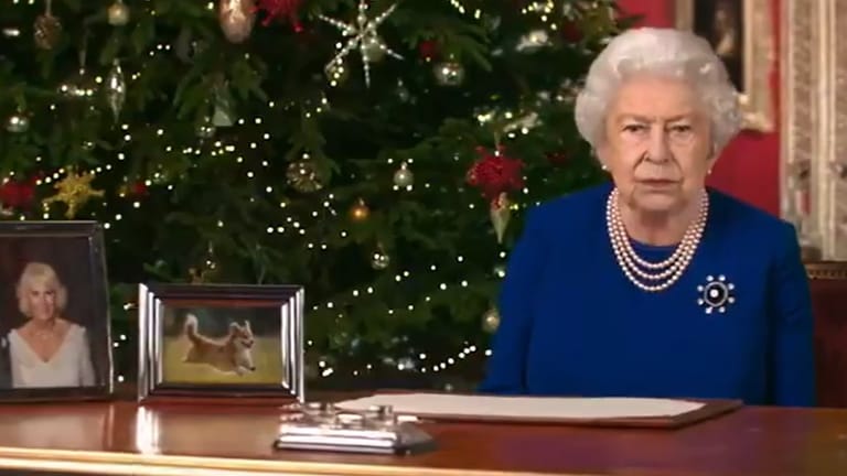 Fake-Queen: Im Internet kursiert bereits ein kleiner Ausschnitt der diesjährigen "alternativen Weihnachtsansprache" auf Channel 4.