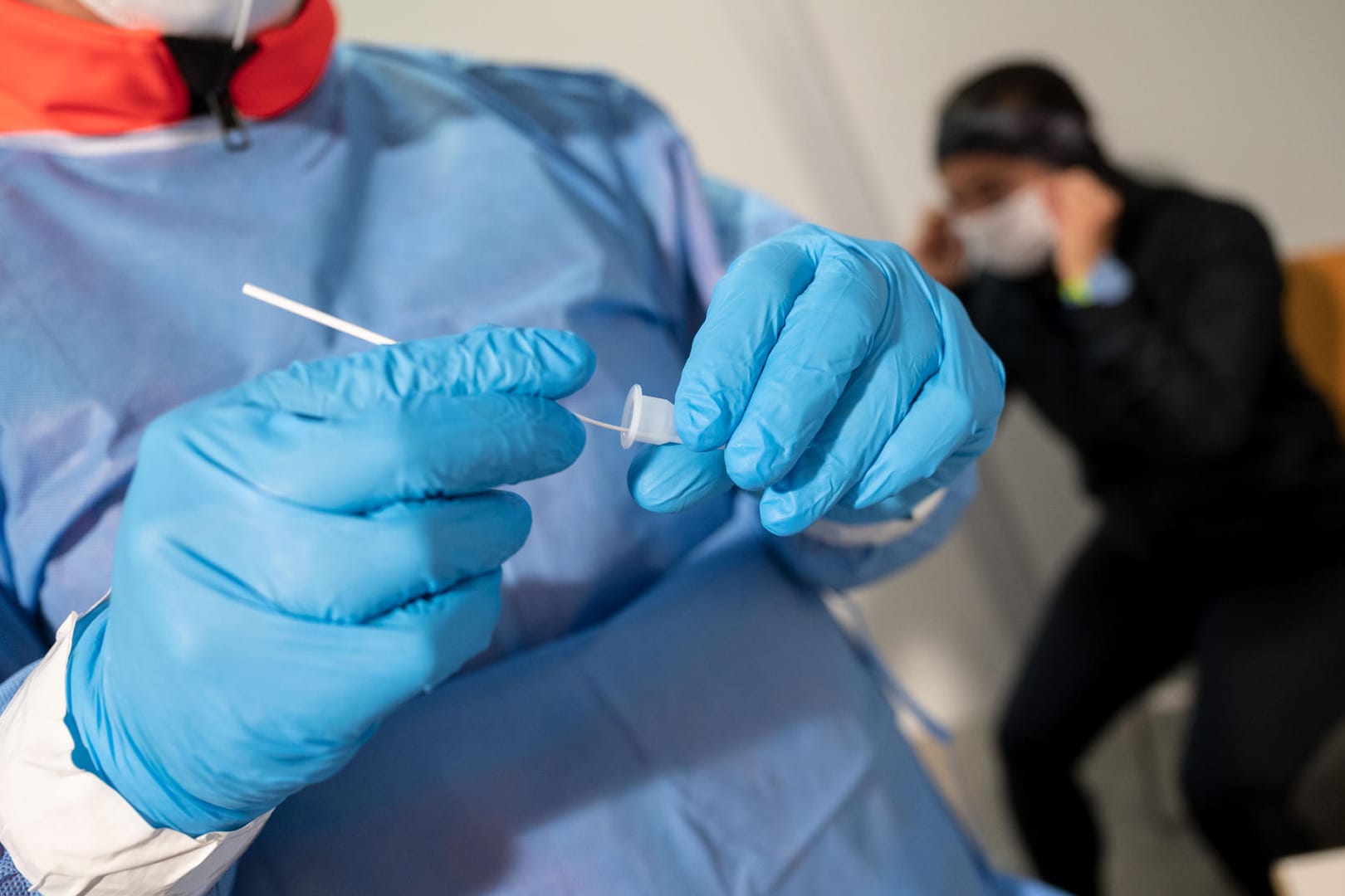 Corona-Test in Stuttgart: Die Frau kam aus Großbritannien und befindet sich nun in Isolation.