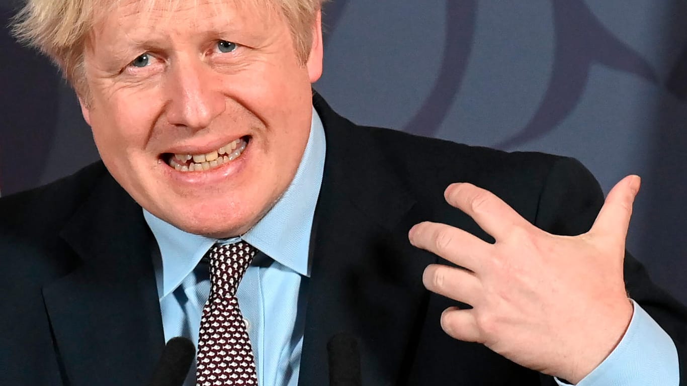 Boris Johnson spricht nach dem Durchbruch in den Brexit-Verhandlungen bei einer Pressekonferenz in der Downing Street: Seine Krawatte zieren Fische – der größte Streitpunkt bei den Verhandlungen.