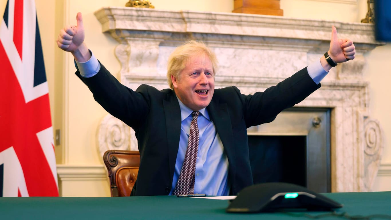 Boris Johnson, Premierminister von Großbritannien, jubelt in der 10 Downing Street nach der erzielten Einigung in den Brexit-Verhandlungen.