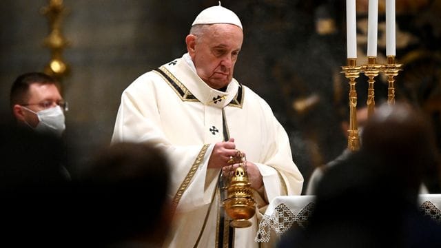 Papst Franziskus feiert die Christmette in der Basilika Sankt Peter.