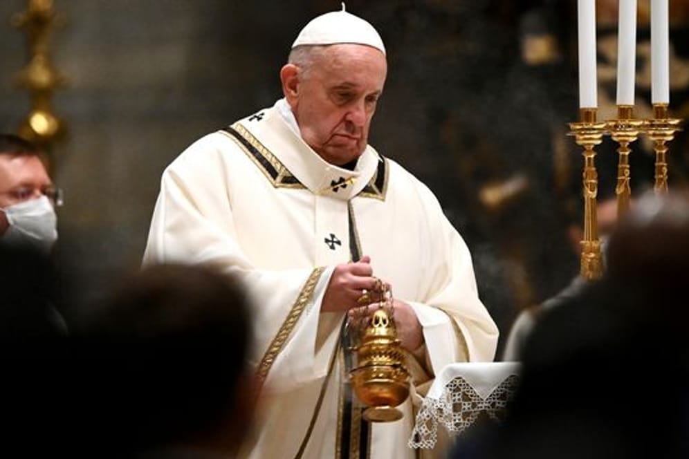 Papst Franziskus feiert die Christmette in der Basilika Sankt Peter.