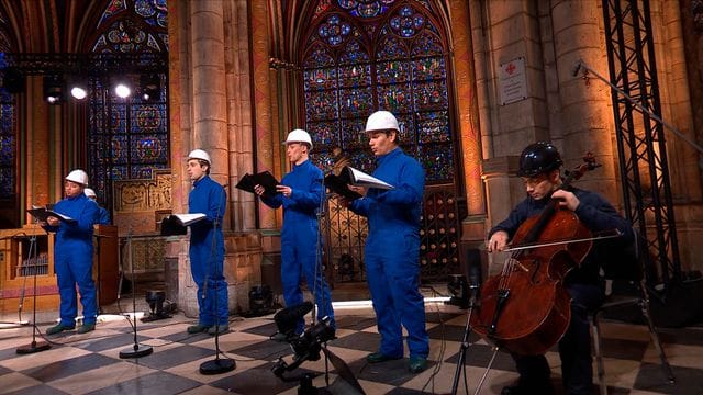 Der Cellist Gautier Capucon (r) und der Chor der Kathedrale Notre Dame zeichnen ein Weihnachtskonzert auf.
