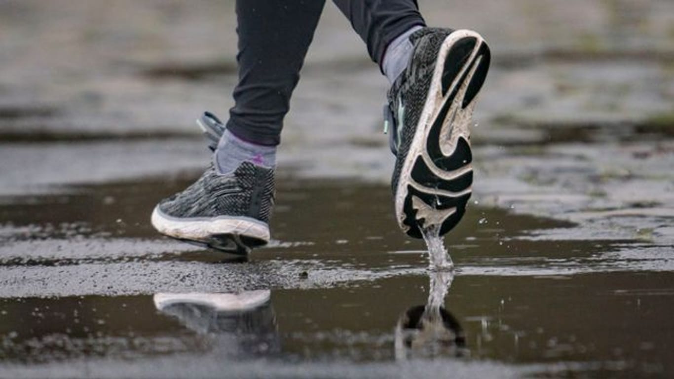 Wer sich nach den Feiertagen zum Joggen aufrafft, der sollte sanft beginnen und vor allem passende Schuhe wählen.