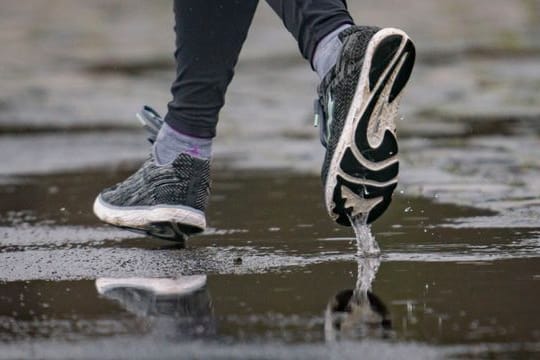 Wer sich nach den Feiertagen zum Joggen aufrafft, der sollte sanft beginnen und vor allem passende Schuhe wählen.