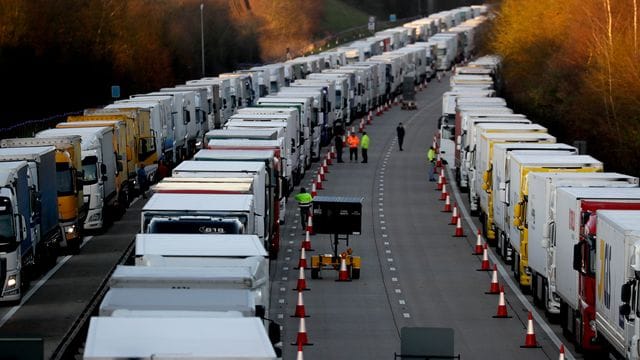 Geparkte Lastwagen in Ashford auf der Autobahn M20.