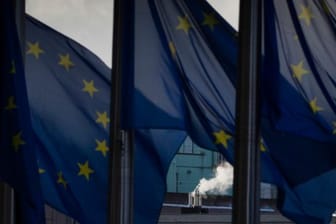 Rauch steigt am Hauptsitz der EU aus einem Schornstein auf: Der Brexit-Deal ist da.