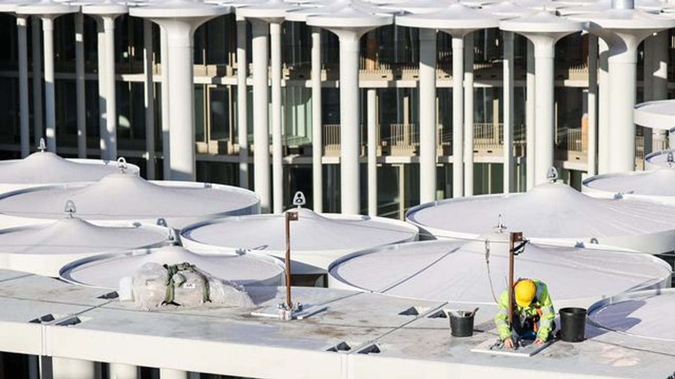 Bauarbeiter errichten den Säulengarten vor dem Neubau der Sächsischen Aufbaubank (SAB): Die Arbeiten sollen Mitte 2021 abgeschlossen werden.