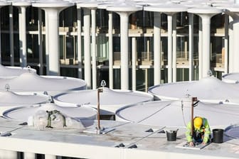 Bauarbeiter errichten den Säulengarten vor dem Neubau der Sächsischen Aufbaubank (SAB): Die Arbeiten sollen Mitte 2021 abgeschlossen werden.