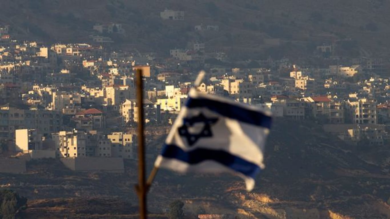 Das Archivfoto zeigt eine israelische Flagge auf den Golan-Höhen zwischen Israel und Syrien.