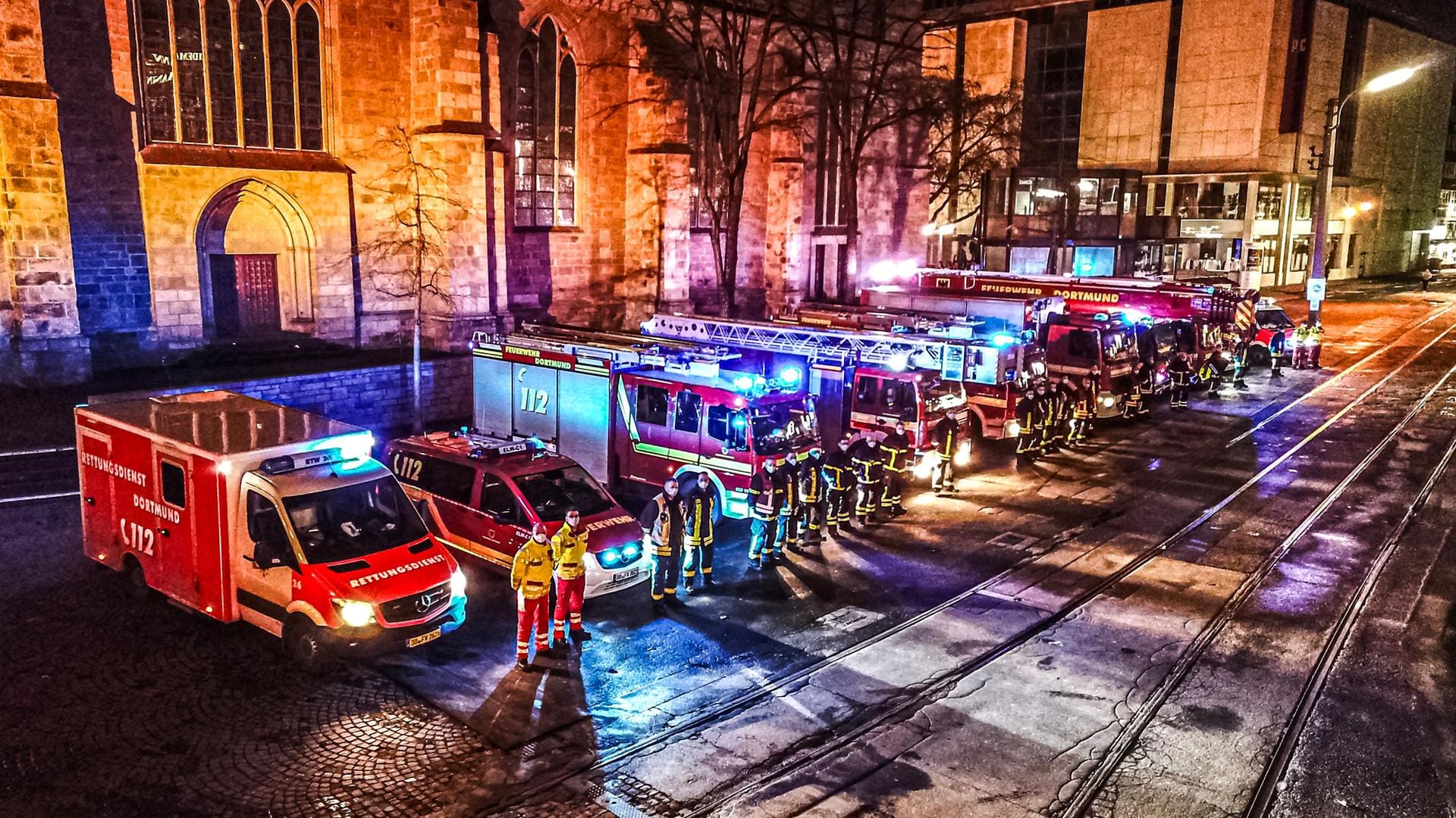 Feuerwehrfahrzeuge stehen mit eingeschaltetem Blaulicht vor der Reinoldikirche: Mit dieser Aktion wollten die Feuerwehrler zeigen, dass sie auch an Weihnachten stets einsatzbereit sind. Feuerwehrfahrzeuge stehen mit eingeschaltetem Blaulicht vor der Reinoldikirche: Mit dieser Aktion wollten die Feuerwehrler zeigen, dass sie auch an Weihnachten stets einsatzbereit sind.