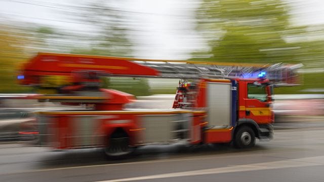 Ein Feuerwehrfahrzeug im Einsatz: In Mönchengladbach ist eine Person bei einem Feuer gestorben. (Symbolbild) Ein Feuerwehrfahrzeug im Einsatz: In Mönchengladbach ist eine Person bei einem Feuer gestorben. (Symbolbild)