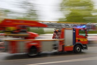 Ein Feuerwehrfahrzeug im Einsatz: In Mönchengladbach ist eine Person bei einem Feuer gestorben. (Symbolbild)