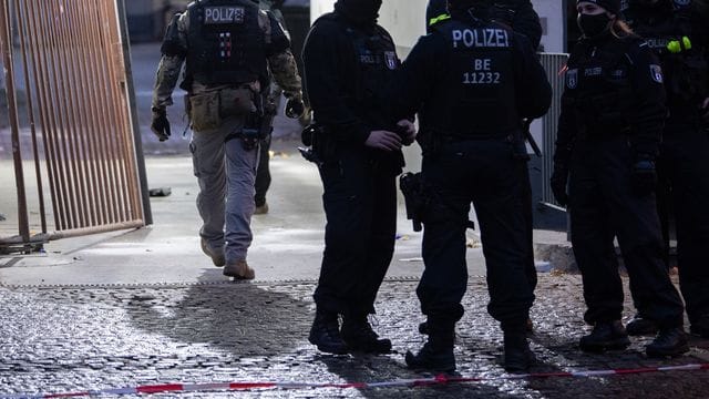 Polizisten und SEK-Beamte stehen vor einem Haus an der Stresemannstraße in Kreuzberg.