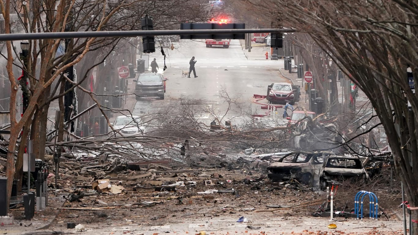 Die Detonation richtete großen Sachschaden an: Mehrere Fahrzeuge brannten aus, die Feuerwehr löschte mehrere Brände.