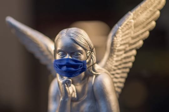 Auch an den Feiertagen gilt es, sich und seine Mitmenschen mit einer Mund-Nasen-Maske zu schützen.