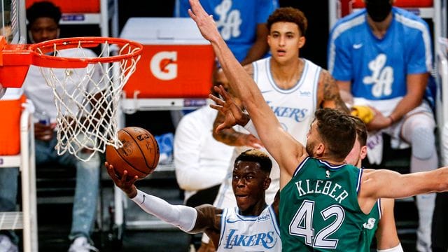 Dennis Schröder (l) setzte sich mit Los Angeles Lakers gegen Maxi Kleber von den Dallas Mavericks durch.