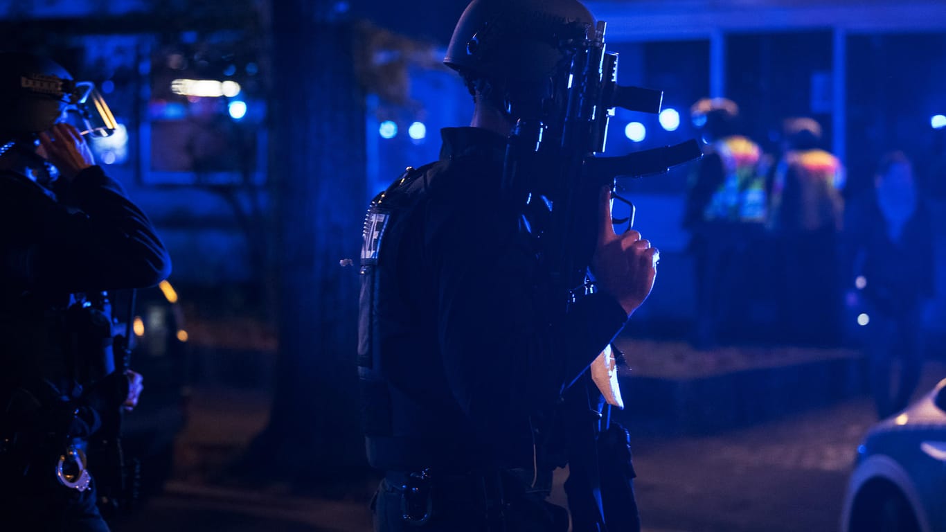 Ein mit einer Maschinenpistole bewaffneter Polizeibeamter: In der Stresemannstraße in Kreuzberg kam es zu einer Schießerei.