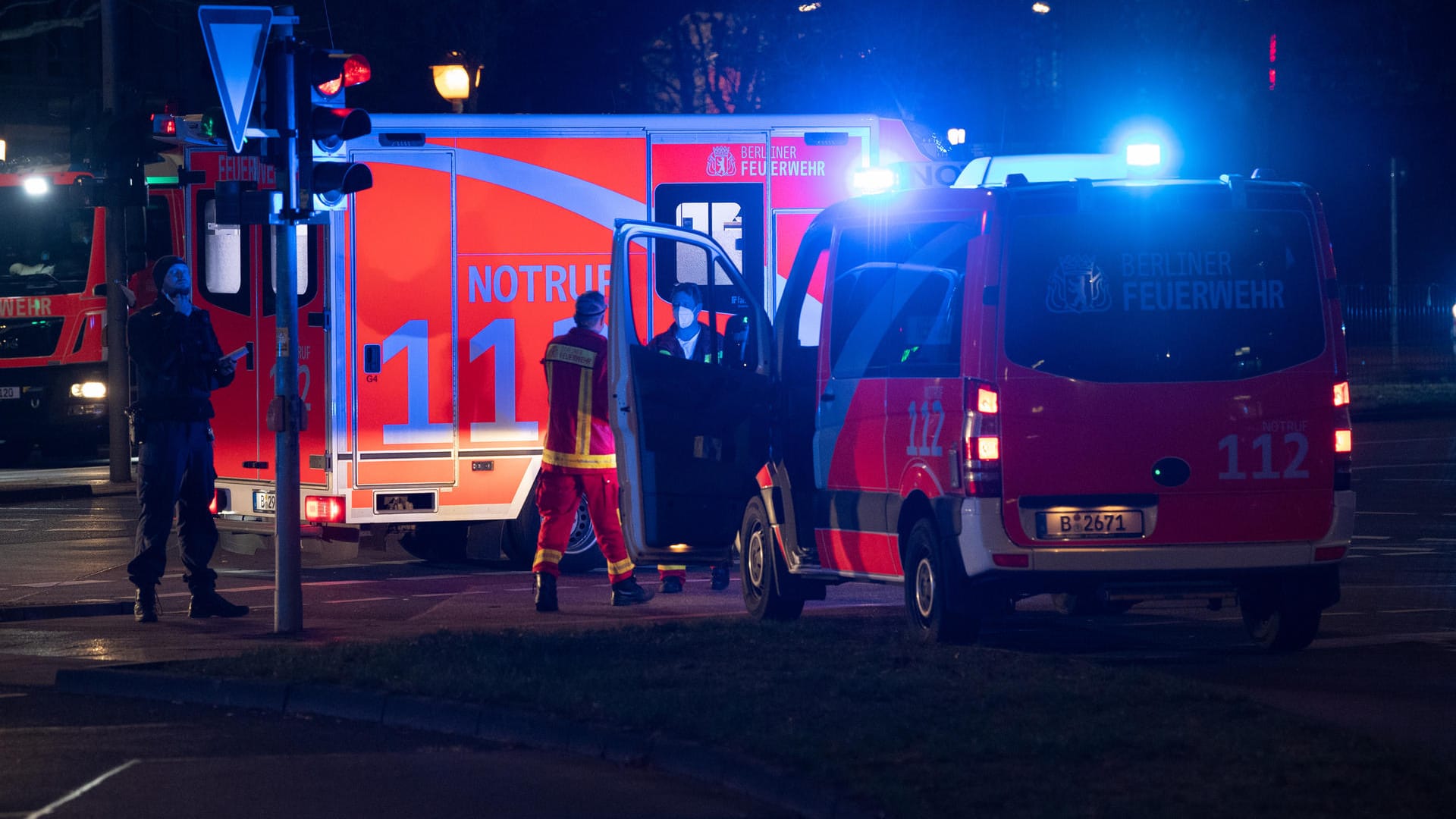 Einsatzfahrzeuge der Feuerwehr: Vier Personen sollen verletzt worden sein.