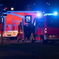 Einsatzfahrzeuge der Feuerwehr: Vier Personen sollen verletzt worden sein.