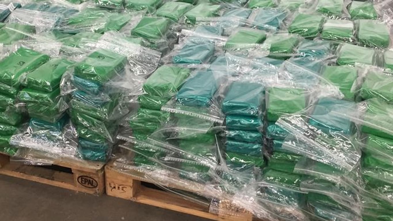 187 Kilogramm beschlagnahmtes Kokain liegt auf Paletten (Symbolbild): In Deutschland gelingt den Behörden in diesem Jahr zahlreiche Schläge gegen den Kokainhandel.