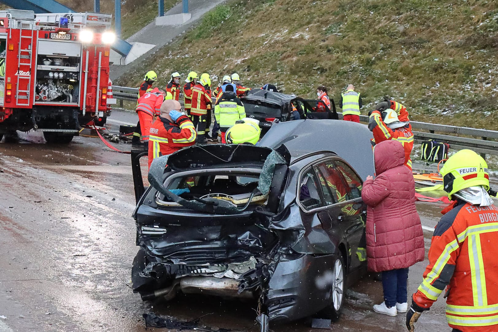 Bayern, Burgau: Feuerwehrleute arbeiten an einer Unfalstelle auf der Autobahn 8.