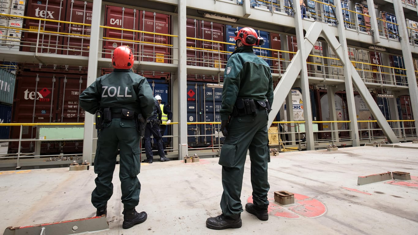 Zöllner der Kontrollgruppe Köhlbrand stehen im Hamburger Hafen bei einer Überprüfung auf dem Containerdeck eines Containerschiffes (Archivbild): In Hamburg sind im Jahr 2020 erneut größere Mengen an Kokain gefunden worden.