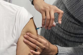 Eine Person wird geimpft (Symbolbild): In Köln sollen die Impfungen gegen Covid-19 starten.