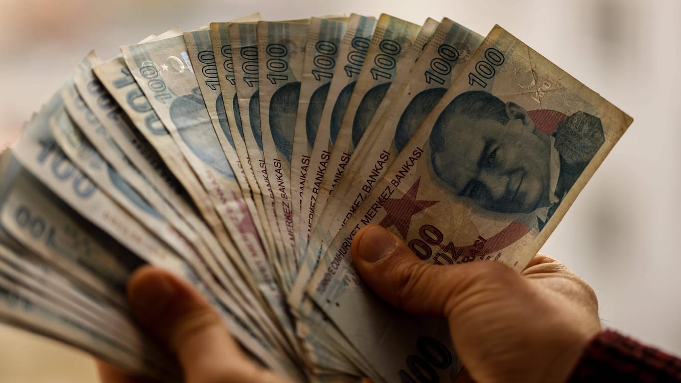 Lira-Scheine (Symbolbild): Die Zentralbank der Türkei stemmt sich gegen den Kursverfall der Währung.
