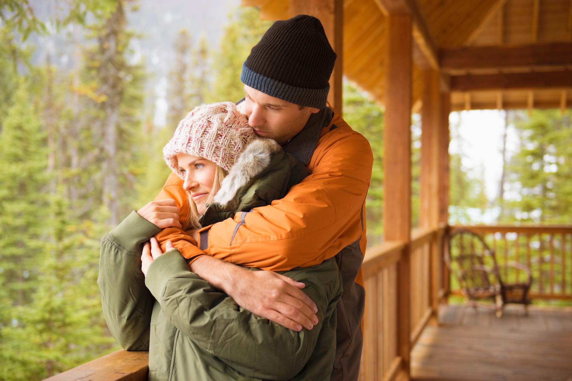 Winterjacken im Sale: Ergattern Sie bei vielen Onlineshops bereits jetzt reduzierte Jacken für Damen und Herren.