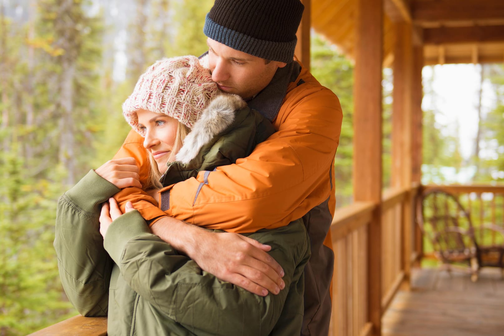 Winterjacken im Sale: Ergattern Sie bei vielen Onlineshops bereits jetzt reduzierte Jacken für Damen und Herren.