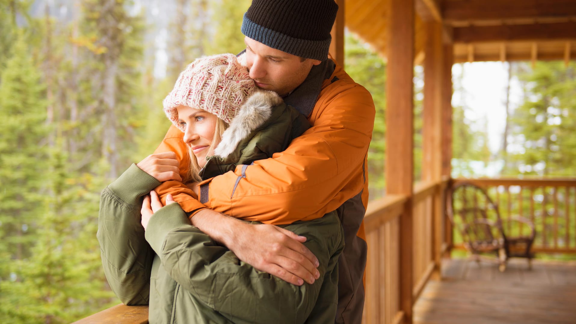 Winterjacken im Sale: Ergattern Sie bei vielen Onlineshops bereits jetzt reduzierte Jacken für Damen und Herren.