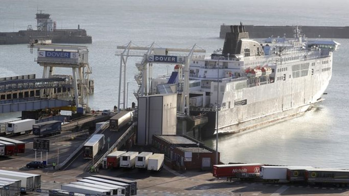 Lastwagen fahren die Rampe zu einer Fähre im Hafen von Dover hinauf.