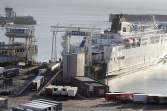 Lastwagen fahren die Rampe zu einer Fähre im Hafen von Dover hinauf.