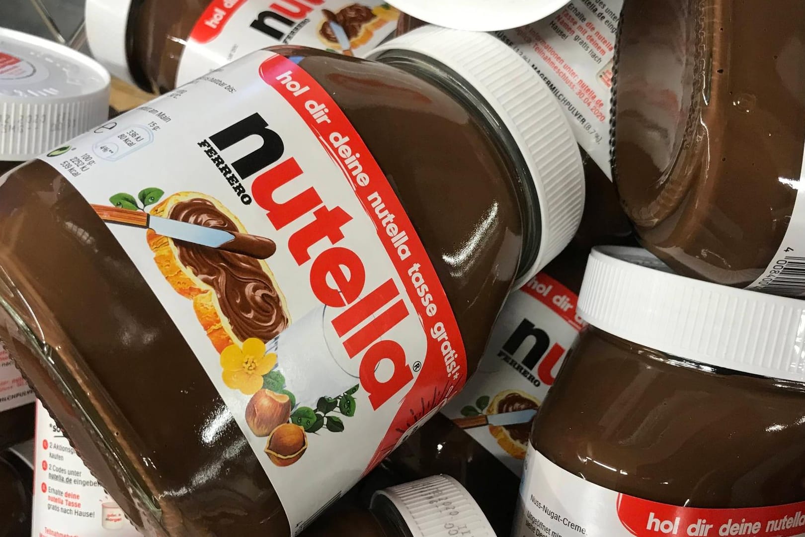 Nutella-Gläser (Symbolbild): Mails, die angeblich von Ferrero kommen, sorgen für Ärger.