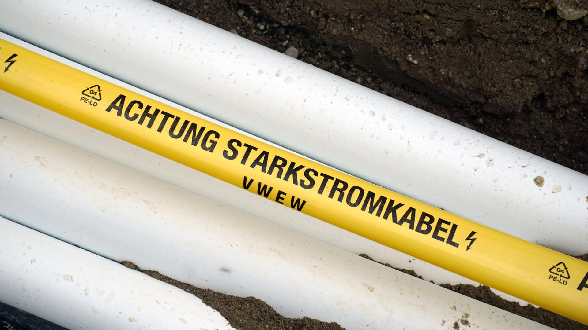 Ein Warnband auf einer Baustelle weist auf Stromkabel hin (Symbolbild): In Hagen haben sich Diebe auf der Baustelle eines Krankenhauses zu schaffen gemacht.