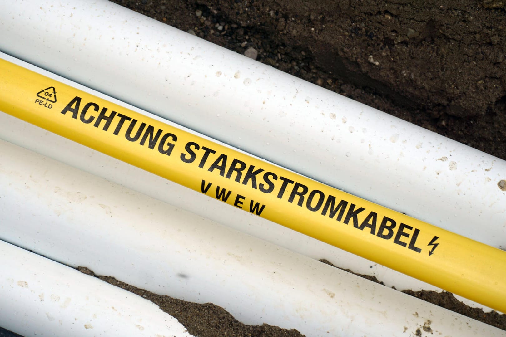 Ein Warnband auf einer Baustelle weist auf Stromkabel hin (Symbolbild): In Hagen haben sich Diebe auf der Baustelle eines Krankenhauses zu schaffen gemacht.