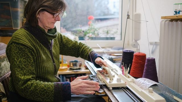 Textildesignerin Anne-Susanne Gueler strickt: Schon vor einigen Jahren sind die Menschen über einfache Techniken wieder ans Stricken herangeführt worden.