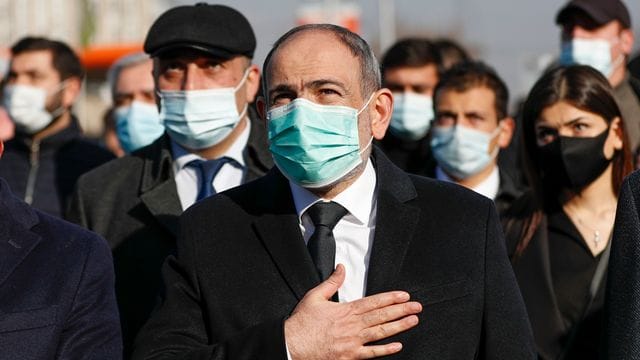 Gilt vielen in der Opposition als "Verräter": Nikol Paschinjan (M), Premierminister von Armenien. Gilt vielen in der Opposition als "Verräter": Nikol Paschinjan (M), Premierminister von Armenien.